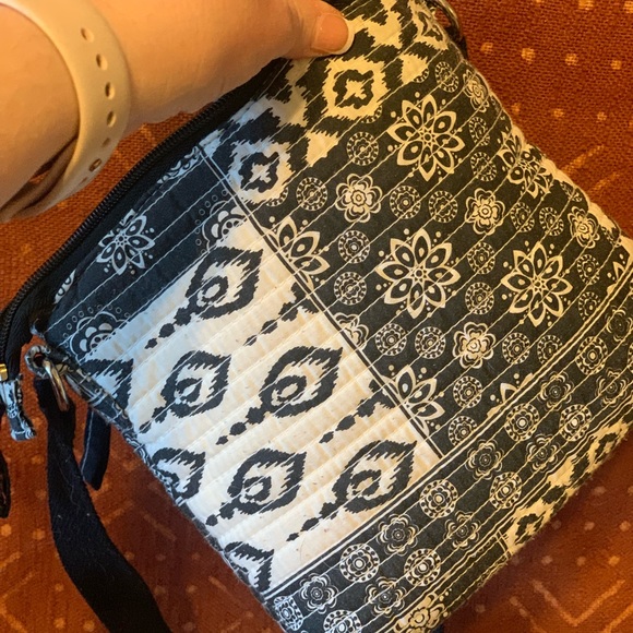 Adorable crossbody, lightweight, great shape, perfect for summer! - Picture 5 of 5